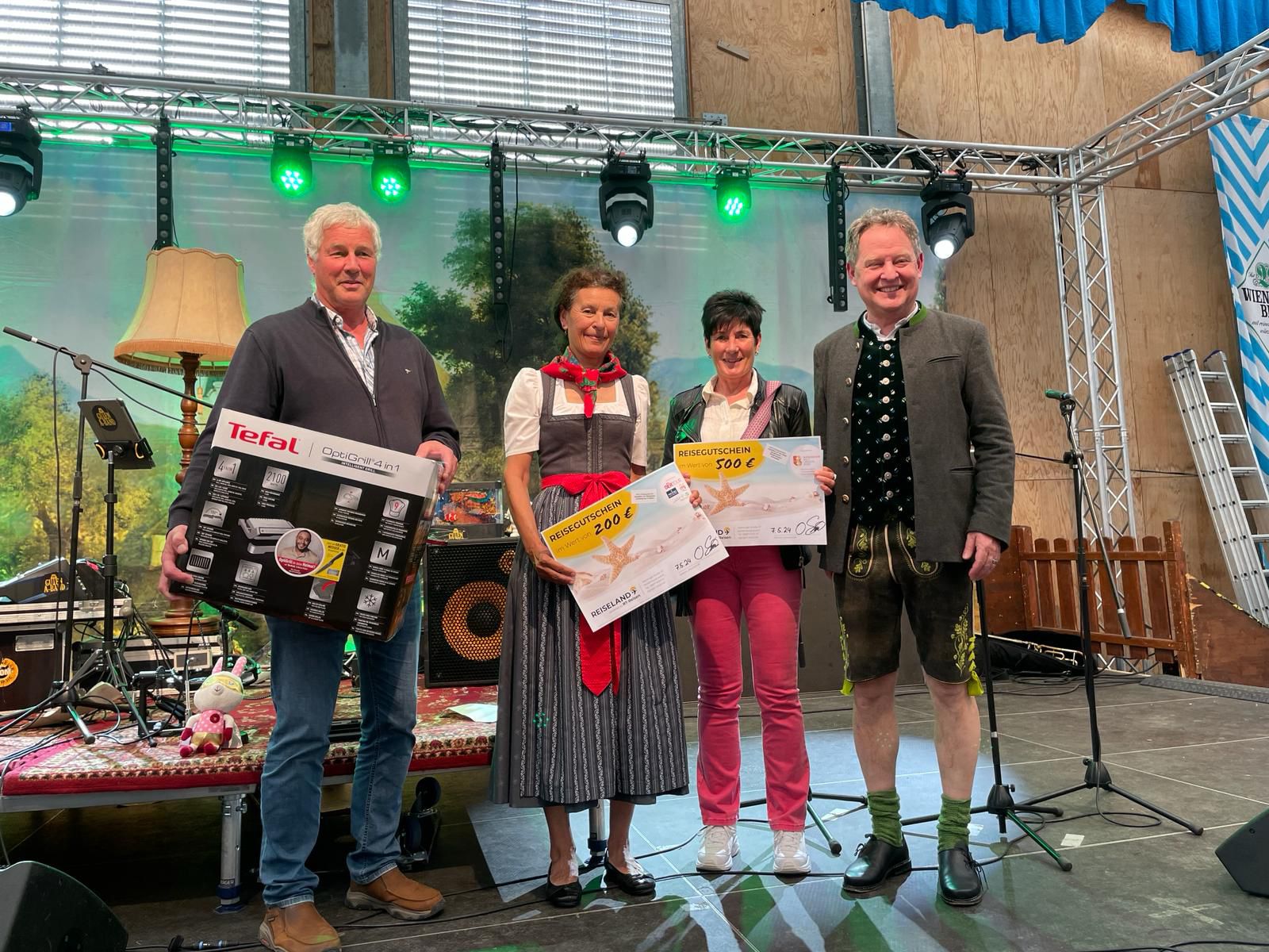 Auf der Mai-Wiesn das große Los gezogen: (v.l.n.r.) Martin Rucker vom Garchinger Bauamt, Anita Baumgartner von der Burghauser Touristik GmbH und Marion Gleinser vom Burghauser Meldeamt mit ihren Gewinnen sowie Erster Bürgermeister Florian Schneider. Fotocredit: Stefan Sajdak