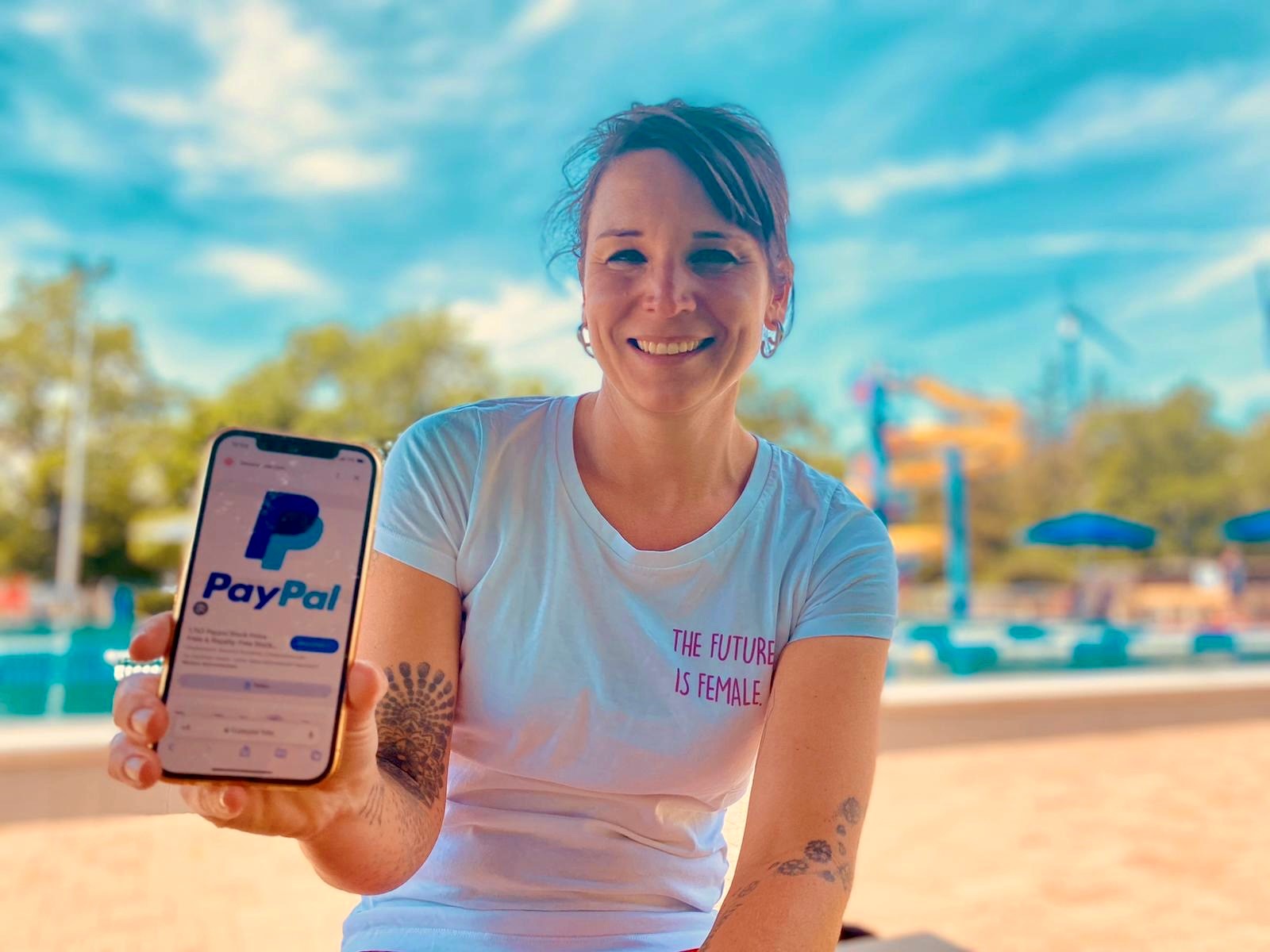 Leiterin der Stadtbibliothek Christin Moll zeigt die Möglichkeit, via PayPal die Gebühren digital zu begleichen Foto köx