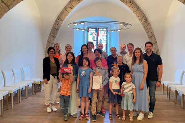 Glückliche Gewinner der Ostereiersuche in Burghausen mit Erstem Bürgermeister Florian Schneider (3.v.re), Sigrid Resch, Geschäftsführerin der Burghauser Touristik GmbH und Petra Forstpointner, Werbering-Vorstandsvorsitzende (1. und 2. von li) © Burghauser Touristik Glückliche Gewinner der Ostereiersuche in Burghausen mit Erstem Bürgermeister Florian Schneider (3.v.re), Sigrid Resch, Geschäftsführerin der Burghauser Touristik GmbH und Petra Forstpointner, Werbering-Vorstandsvorsitzende (1. und 2. von li) © Burghauser Touristik