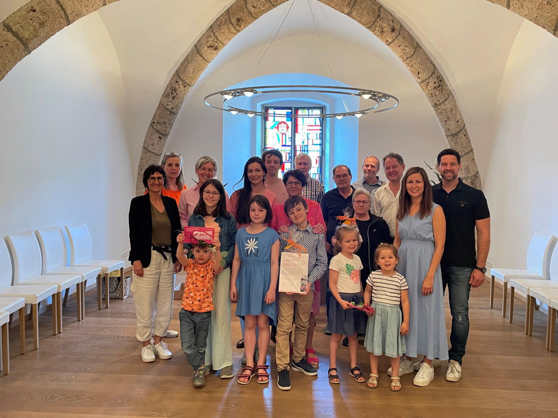 Glückliche Gewinner der Ostereiersuche in Burghausen mit Erstem Bürgermeister Florian Schneider (3 v re), Sigrid Resch, Geschäftsführerin der Burghauser Touristik GmbH und Petra Forstpointner, Werbering Vorstandsvorsitzende (1  und 2  von li) © Burghauser Touristik