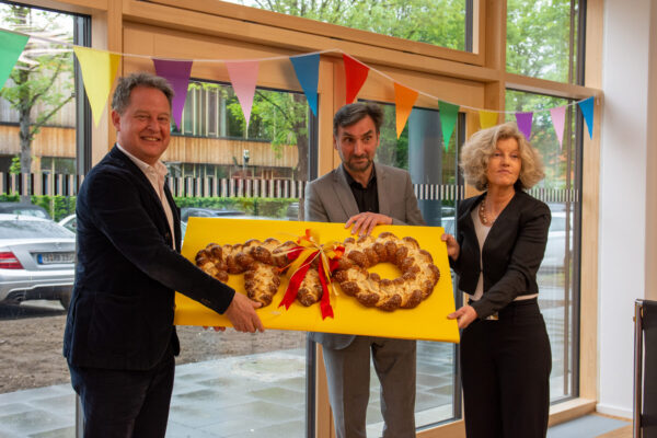 Schlüsselübergabe Hans-Kammerer-Schule Architektin Barbara Karl an Bürgermeister Schneider 03.05.2024 Schlüsselübergabe Architektin Barbara Karl an Bürgermeister Schneider 03.05.2024