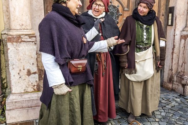 Szeneführung_Hosts as scho ghört_allerlei hinter vorgehaltener Hand_c_Astrid Dornberger Bei der Szeneführung „Allerlei hinter vorgehaltener Hand“ am kommenden Samstag, 4. Mai, gibt es so einigen Tratsch zu erzählen, über den man öffentlich nicht spricht. Fotocredit: Astrid Dornberger