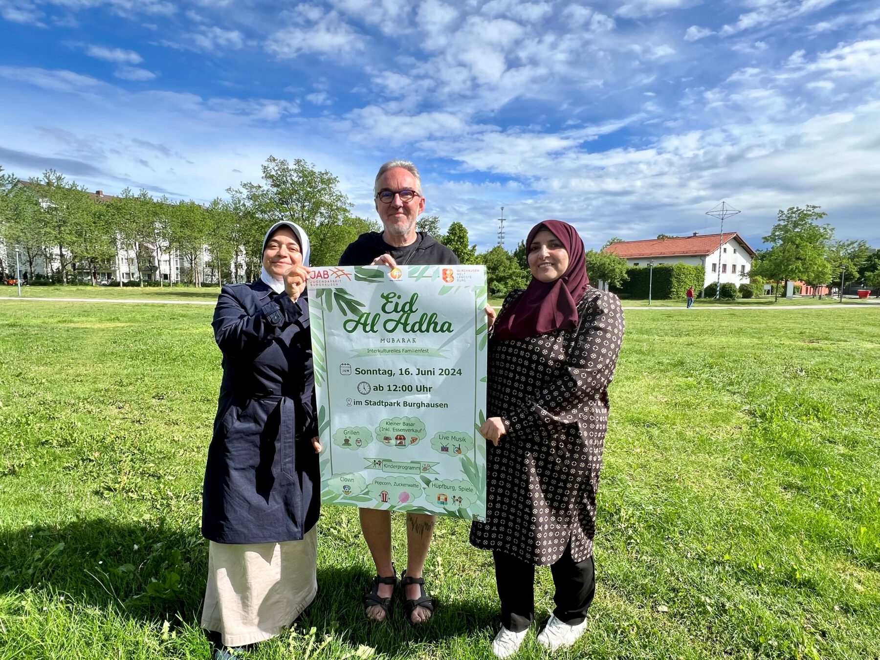 Leiter der städt. Jugendarbeit Hannes Schwankner mit Dr. Iman Ayyad (links) und Haifa Ragab im Burghauser Stadtpark wo das Fest stattfinden wird. Fotocredit: Stadt Burghausen / köx