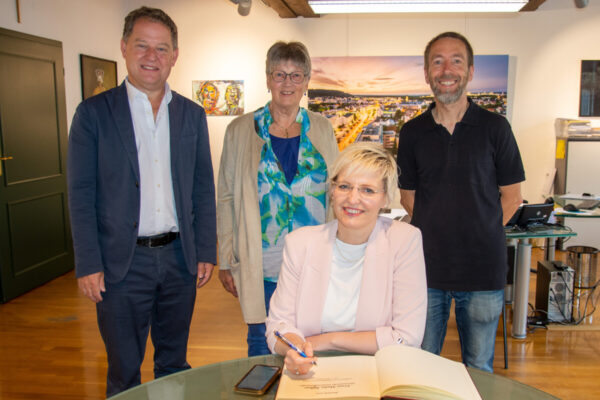 Maša Šiftar, Generalkonsulin beim Eintrag ins Gästebuch der Stadt mit Erstem Bürgermesiter florian Schneider, Elisabeth Hübner und Stefan Angstl.