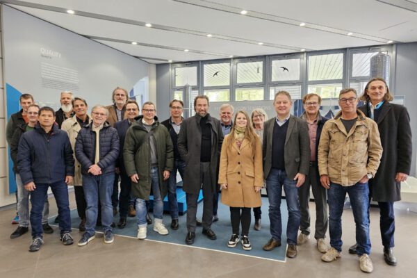 Gruppenfoto mit Christoph Frey (r.), Vice President Quality & Security International der Siltronic AG, im Foyer der Siltronic AG bevor die Werksbesichtigungen der Siltronic AG und der Wacker Chemie AG starteten © Stadt Burghausen/ebh