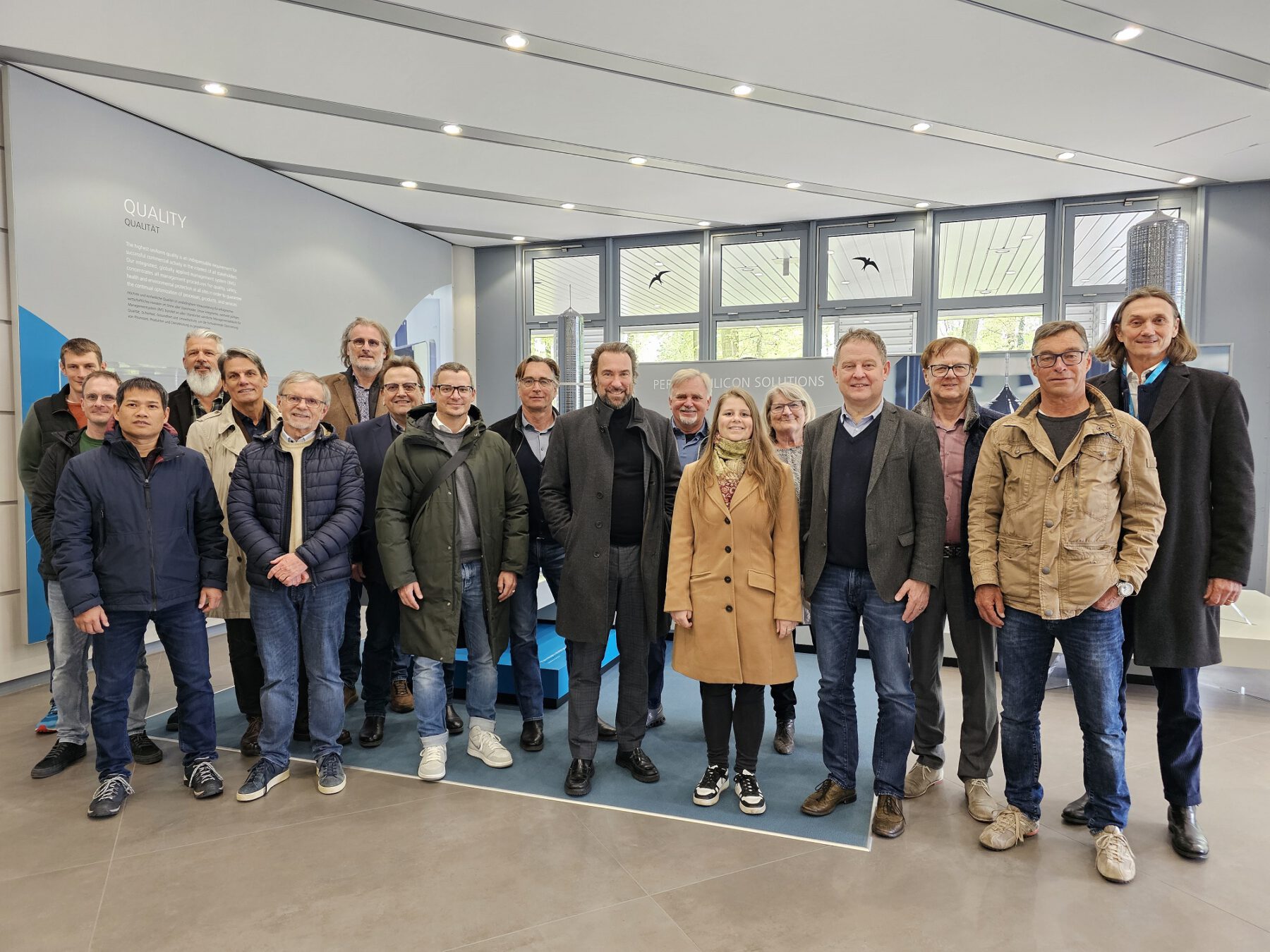 Gruppenfoto mit Christoph Frey (r.), Vice President Quality & Security International der Siltronic AG, im Foyer der Siltronic AG bevor die Werksbesichtigungen der Siltronic AG und der Wacker Chemie AG starteten © Stadt Burghausen/ebh