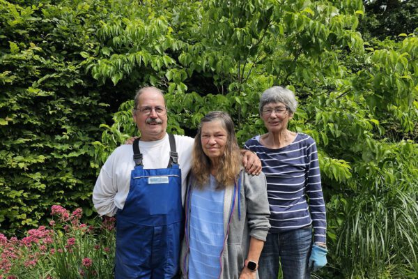 Wolf Hofrichter, Silvia Hofrichter und Jutta Pickart, drei der Patengärtner, die sich seit 2004 um die Themengärten im Stadtpark kümmern. Jetzt wollen die Patengärtner ihre Aufgabe abgeben. Deswegen sucht die Stadt Burghausen nach neuen Hobby-Gärtnern © Stadt Burghausen/ebh