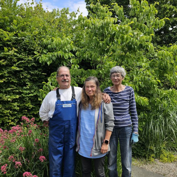Wolf Hofrichter, Silvia Hofrichter und Jutta Pickart, drei der Patengärtner, die sich seit 2004 um die Themengärten im Stadtpark kümmern. Jetzt wollen die Patengärtner ihre Aufgabe abgeben. Deswegen sucht die Stadt Burghausen nach neuen Hobby-Gärtnern © Stadt Burghausen/ebh Wolf Hofrichter, Silvia Hofrichter und Jutta Pickart, drei der Patengärtner, die sich seit 2004 um die Themengärten im Stadtpark kümmern. Jetzt wollen die Patengärtner ihre Aufgabe abgeben. Deswegen sucht die Stadt Burghausen nach neuen Hobby-Gärtnern © Stadt Burghausen/ebh