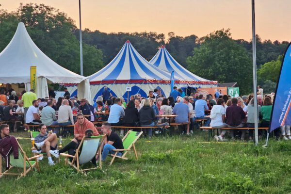 PM 150 Biergarten auf dem Bergerhof mit Burgblick Foto Burghausen Events Die genauen Termine sind: 17. bis 21. Juli 2024 und 24. bis 28. Juli 2024.