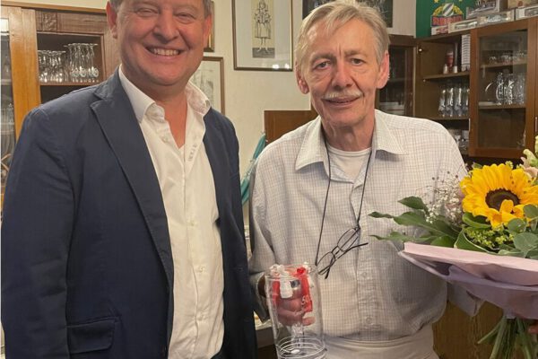 Erster Bürgermeister Florian Schneider überreicht am 3. Juni 2024 Manfred Jost zum Abschied einen Glas-Bierkrug von Glaskünstler Sigi Franz. Nach mehr als 50 Jahren sind im Wirtshaus St. Johann jetzt bis auf Weiteres die Lichter aus. Fotocredit: Stadt Burghausen