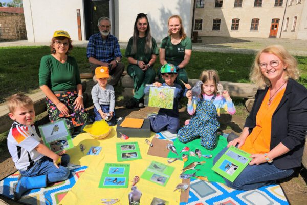 PM 154 Stadt Burghausen Vogelbox Foto Stadt Burghausen Foto ebh Die Kinder lernten einiges über die Vögel in ihrem Garten mithilfe der Vogelbox und bunten Zeichnungen. Andrea Ripszam (2.v.l.), Leiterin der Klosterspatzen, Holger Lundt (hinten links), die beiden FÖJlerinnen Ariane Wacker (hinten Mitte) und Judith Schärl (hinten rechts) sowie Marion Bernecker (r.) von den Klosterspatzen © Stadt Burghausen/ebh