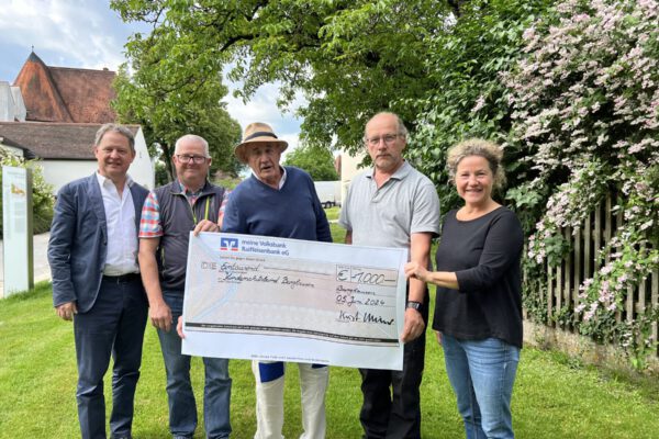 Erster Bürgermeister Florian Schneider, Ordnungsamtsleiter Martin Hinterwinkler, Karl Ostermeier, Max Stagl und Sabina Schneider-Reisinger als Vorsitzende des Kinderschutzbundes Altötting- Burghausen auf der Burg bei der Scheckübergabe. Fotocredit: Stadt Burghausen/köx