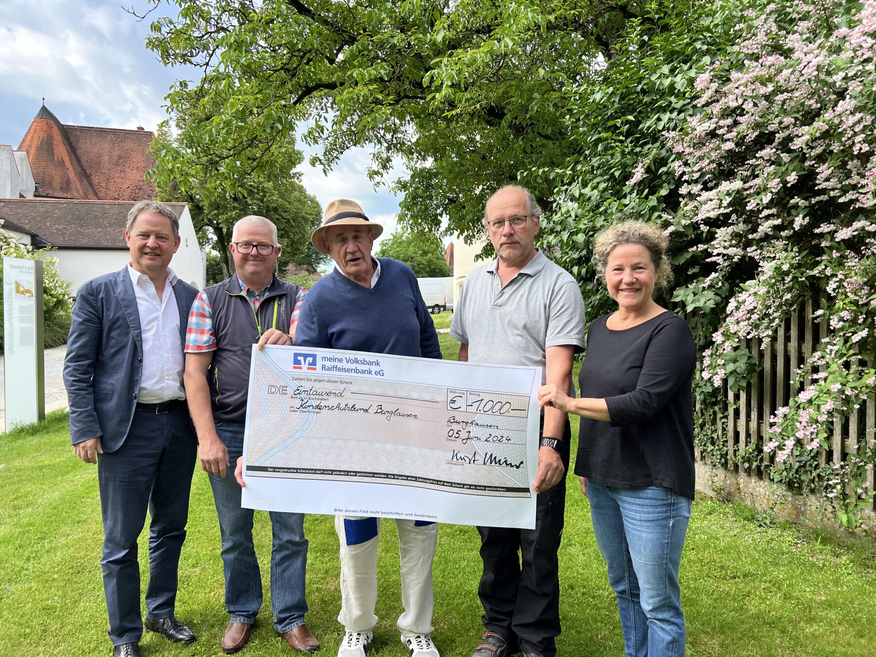Erster Bürgermeister Florian Schneider, Ordnungsamtsleiter Martin Hinterwinkler, Karl Ostermeier, Max Stagl und Sabina Schneider-Reisinger als Vorsitzende des Kinderschutzbundes Altötting- Burghausen auf der Burg bei der Scheckübergabe. Fotocredit: Stadt Burghausen/köx