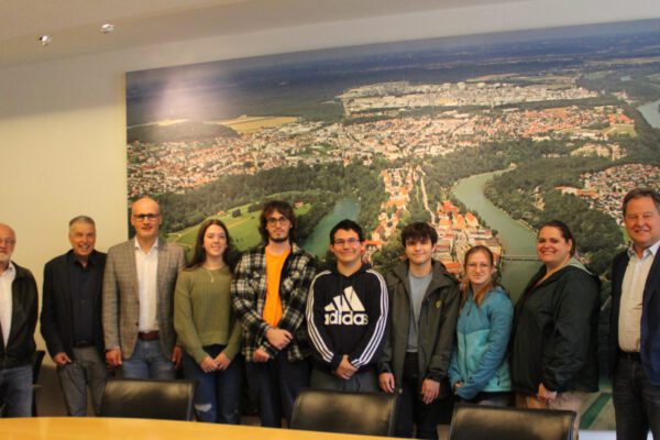 PM 162 Stadt Burghausen US-Schüler besuchen Bürgermeister : Von Cleveland nach Burghausen: Im Rahmen des Schüleraustauschprogramms GAPP, das die Maria-Ward-Realschule und das Kumax-Gymnasium gemeinsam durchführen, besuchten fünf US-Schüler Ersten Bürgermeister Florian Schneider (re.) im Rathaus / sast