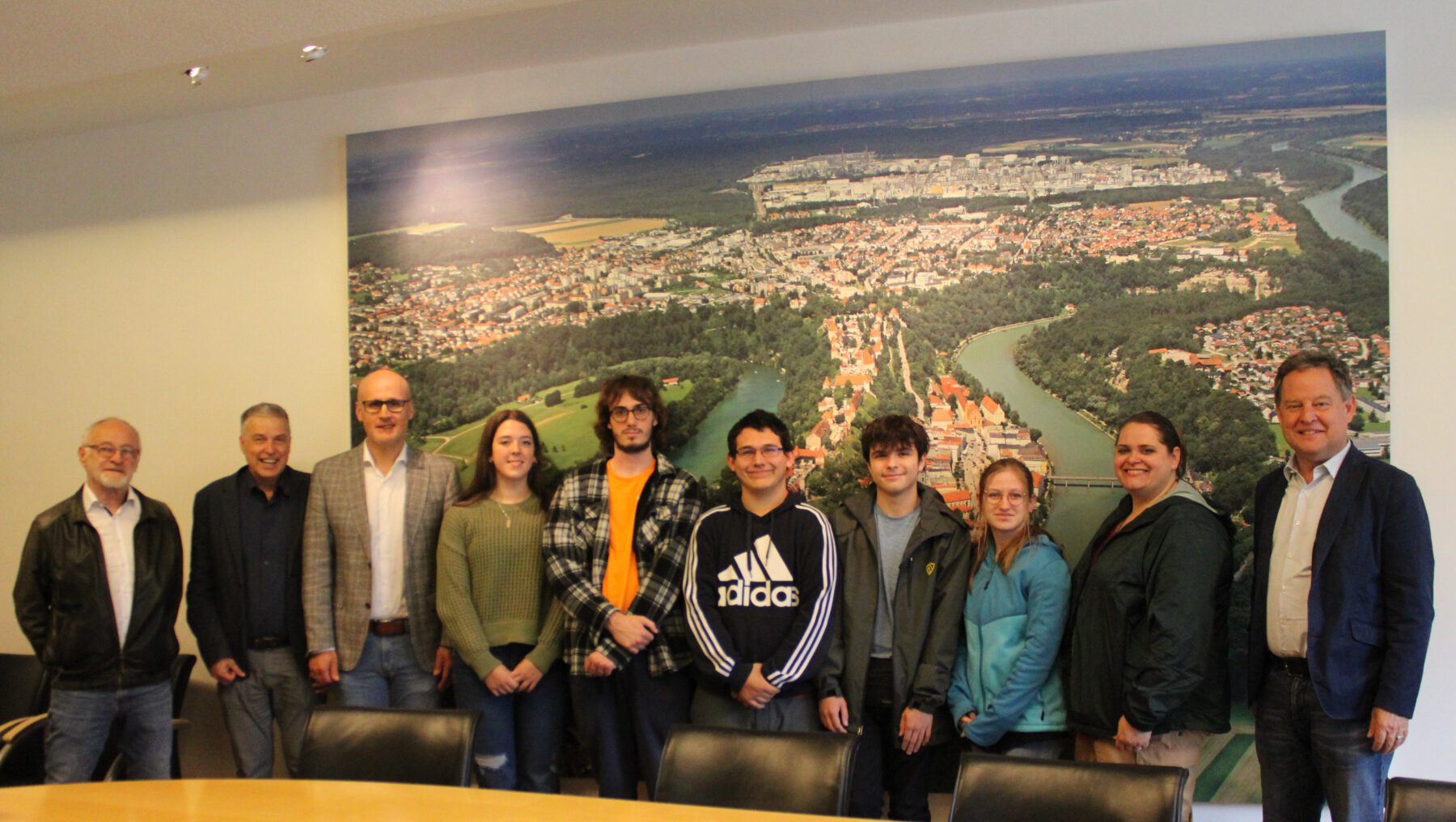 : Von Cleveland nach Burghausen: Im Rahmen des Schüleraustauschprogramms GAPP, das die Maria-Ward-Realschule und das Kumax-Gymnasium gemeinsam durchführen, besuchten fünf US-Schüler Ersten Bürgermeister Florian Schneider (re.) im Rathaus / sast