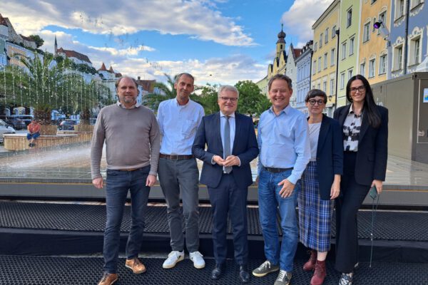 PM 166 Besuch aus Linz am WasserSpielPlatz im Juni 2024 mit guten Gesprächen Robert Buchner (Fa. Ice-World – Hersteller WasserSpielPlatz), Tobias Hanig (Altstadtkümmerer Burghausen), der Linzer Bürgermeister Klaus Luger, Burghausens Erster Bürgermeister Florian Schneider, Isabella Huber, (Projektmanagerin Wirtschaft & Innenstadtattraktivierung Stadt Linz), Ana Zuljevic, (Bereichsleitung Wirtschaft & EU Stadt Linz). Fotocredit: Stadt Burghausen