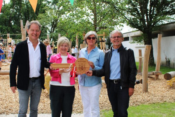 PM 167 Stadt Burghausen Übergabe PausenhofgeländeHans-Kammerer-Schule Schlüssel Für die Übergabe des Pausenhofgeländes der Hans-Kammerer-Schule zerschnitt das Kinderparlament der Schule nicht nur ein Band. Erster Bürgermeister Florian Schneider übergab zudem offiziell den Schlüssel für die Außenanlage der Schule. Anschließend probierte das Stadtoberhaupt den Niederseilgarten gleich selbst aus Fotocredit: Stadt Burghausen / sast