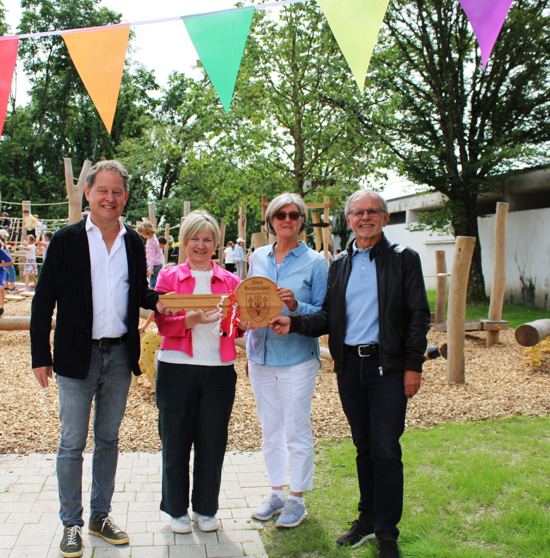 Für die Übergabe des Pausenhofgeländes der Hans-Kammerer-Schule zerschnitt das Kinderparlament der Schule nicht nur ein Band. Erster Bürgermeister Florian Schneider übergab zudem offiziell den Schlüssel für die Außenanlage der Schule. Anschließend probierte das Stadtoberhaupt den Niederseilgarten gleich selbst aus Fotocredit: Stadt Burghausen / sast