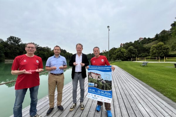 PM 168 Freiwasser Meisterschaften von 20. bis 22. Juni in Burghausen Foto köx Fotos: Erster Bürgermeister Florian Schneider mit Stefan Hetzer (re.) als sportlicher Leiter bei den Burghauser Schwimmern sowie Volker Mucks (li.) als Abteilungsleiter der Schwimmer des SV Wacker e.V. und Bäderleiter Stefan Sajdak mit den diesjährigen Medaillen: einem Hai aus Glas von Sigi Franz. Fotocredit: Stadt Burghausen / köx