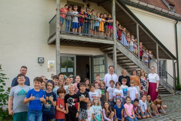 Die Schülerinnen und Schüler der Hans-Stethaimer-Schule werden für die nächsten ca. 1 ½ Jahre auf der längsten Burg der Welt unterrichtet. Die Altstadtschule wird saniert und so dient das ehemalige Athanor-Gebäude als Interims-Schule. Erster Bürgermeister Florian Schneider hat die Kinder und die Lehrer auf der Burg besucht: Thomas Stadler (vl.), Erster Bürgermeister Florian Schneider, Schulleiterin Julia Schumergruber, Ruth Schweizer, Ingrid Tischlinger sowie Isabella Kosmetschke Fotocredit: Stadt Burghausen / Königseder
