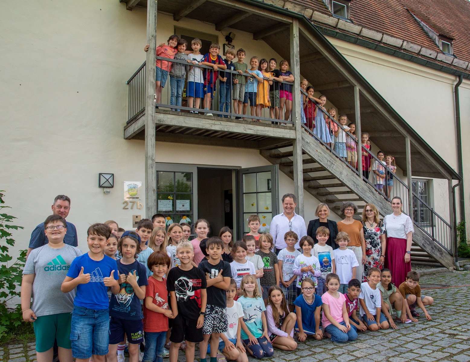 Die Schülerinnen und Schüler der Hans-Stethaimer-Schule werden für die nächsten ca. 1 ½ Jahre auf der längsten Burg der Welt unterrichtet. Die Altstadtschule wird saniert und so dient das ehemalige Athanor-Gebäude als Interims-Schule. Erster Bürgermeister Florian Schneider hat die Kinder und die Lehrer auf der Burg besucht: Thomas Stadler (vl.), Erster Bürgermeister Florian Schneider, Schulleiterin Julia Schumergruber, Ruth Schweizer, Ingrid Tischlinger sowie Isabella Kosmetschke Fotocredit: Stadt Burghausen / Königseder