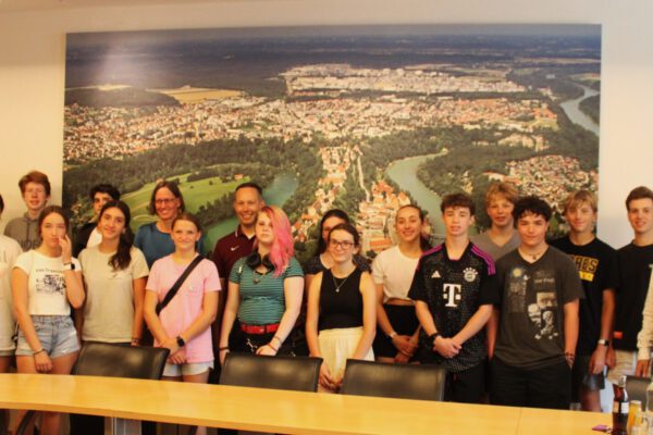 PM 176 Stadt Burghausen US-Schüler aus Dexter besuchen Bürgermeister Im Sommer nach Burghausen: Derzeit besuchen 16 Teenager aus Dexter (Michigan) Burghausen. Erster Bürgermeister Florian Schneider begrüßte die Gruppe im Rathaus © Stadt Burghausen/sast