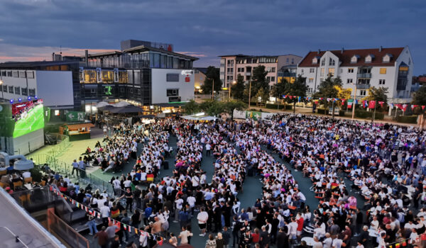 Public Viewing 2024: Zusatzübertragung am 2. Juli Arena am Bürgerhaus: Zwei zusätzliche Spiele im Achtelfinale werden gezeigt Burghausen. Die Stadt überträgt in der Public Viewing Arena am Bürgerplatz am 02.07.2024 zusätzlich das Österreich-Spiel gegen die Türkei um 21 Uhr. Auch das Spiel vorher um 18 Uhr (Rumänien : Niederlande) ist am Bürgerplatz auf der LED Leinwand zu sehen. Der Eintritt ist frei. Alles Informationen unter www.burghausen.de Foto: Public Viewing in Burghausen Fotocredit: vhs Fotogruppe