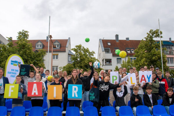 PM 185 Fair Play Schüler mit Fairen Bällen mit Bürgermeister Schneider und Steuerungsgruppe Fairtrade