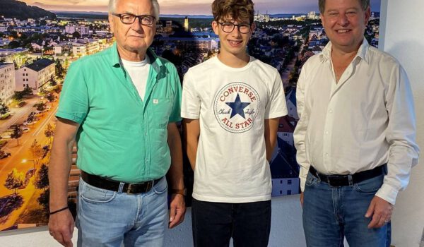 Praktikant Jules Verdier aus Fumel bei seiner Verabschiedung mit Helmut Fabian (l.) und Erstem Bürgermeister Florian Schneider © Stadt Burghausen