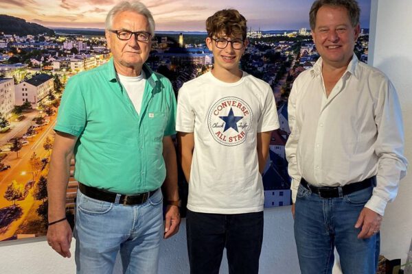 Praktikant Jules Verdier aus Fumel bei seiner Verabschiedung mit Helmut Fabian (l.) und Erstem Bürgermeister Florian Schneider © Stadt Burghausen Praktikant Jules Verdier aus Fumel bei seiner Verabschiedung mit Helmut Fabian (l.) und Erstem Bürgermeister Florian Schneider © Stadt Burghausen
