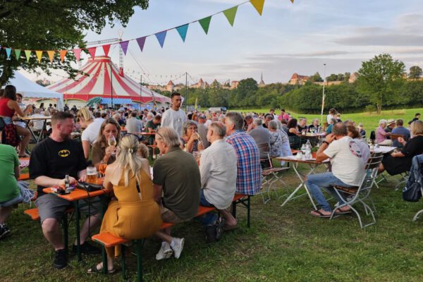 Sommernachtsbiergarten am Bergerhof 2024 mit Burgblick Sommernachtsbiergarten am Bergerhof 2024 mit Burgblick
