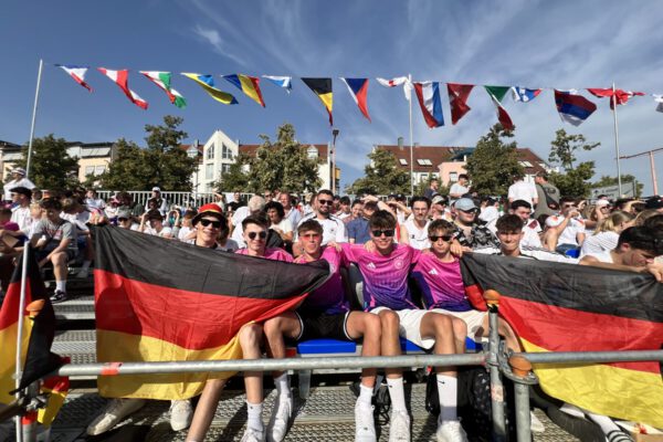 Jubelnde Fans in der Public Viewing Arena Burghausen! Fotocredit: Stadt Burghausen / Königseder Jubelnde Fans in der Public Viewing Arena Burghausen! Fotocredit: Stadt Burghausen / Königseder