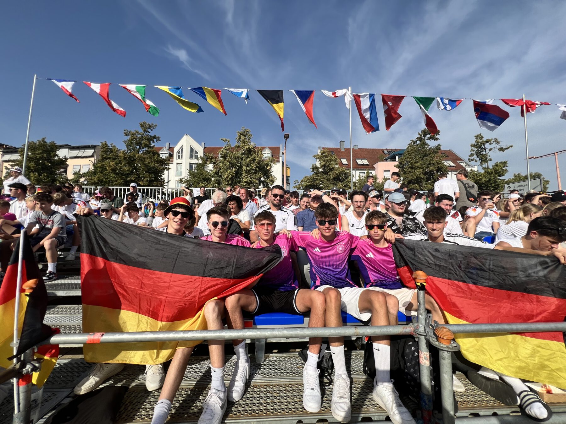 Jubelnde Fans in der Public Viewing Arena Burghausen! Fotocredit: Stadt Burghausen / Königseder