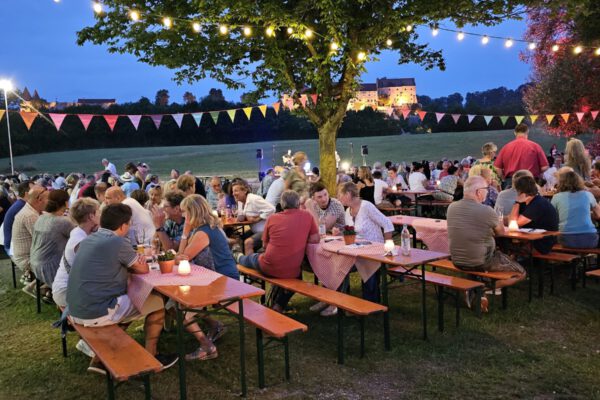 Sommernachtsbiergarten am Bergerhof 2024 mit Burgblick Sommernachtsbiergarten am Bergerhof 2024 mit Burgblick