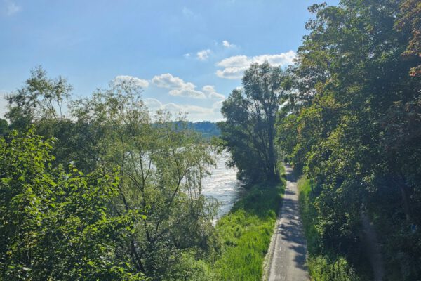 Der Treidelweg entlang der Salzach zwischen Burghausen und Raitenhaslach © Stadt Burghausen/ebh