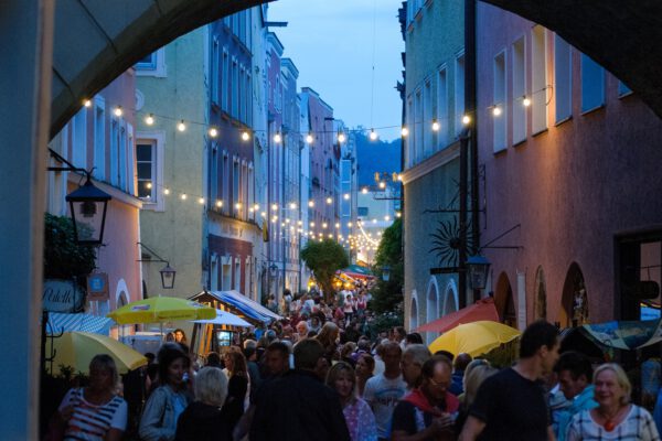 Stimmungsvoll präsentieren sich die Grüben beim Brückenfest. Fotocredit: Burghauser Touristik