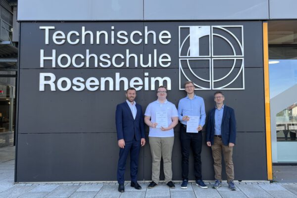 Gruppenbild_Langhammer-Stipendium_2024 Dominik Gschwendtner (kaufmännischer Geschäftsleiter der InfraServ Gendorf), Johannes Mairiedl, Sebastian Sedlmeier und Professor Dominik Pentlehner. Bild: Eva Regau