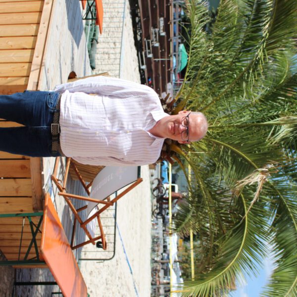 Günther Jauch am Beachvolleyballplatz   Foto: Katrin Schlösser