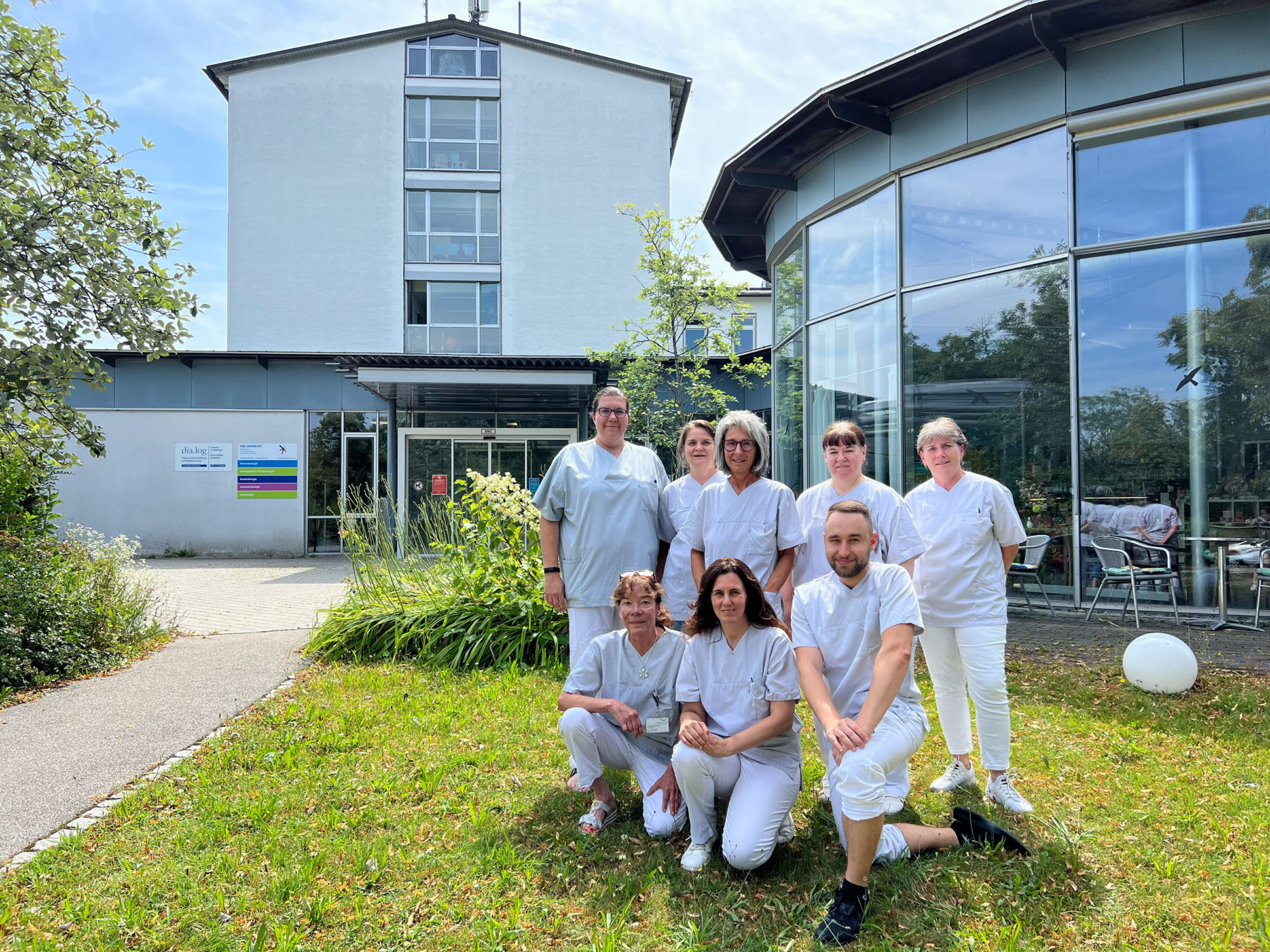 Pflegeleiterin Bianca Kreil (links) mit einem Teil des 31-köpfigen Teams der Kurzzeitpflege Burghausen. Foto: Schmitzer/InnKlinikum
