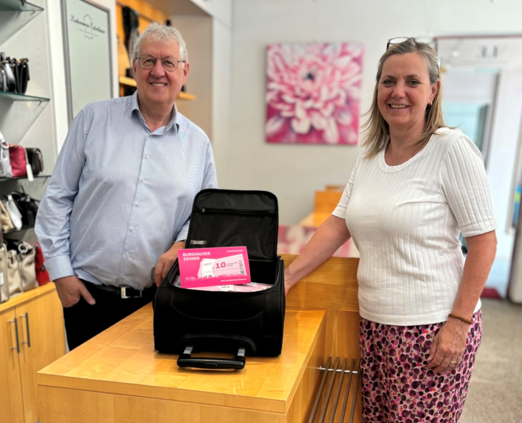 BU: Werbering Burghausen: Petra Forstpointner (1  Vorsitzende) und Markus Wohlmannstetter (Ehrenmitglied & Initiator) engagieren sich ehrenamtlich intensiv für den Burghauser Zehner und der damit verbundenen Förderung der lokalen Wirtschaft 