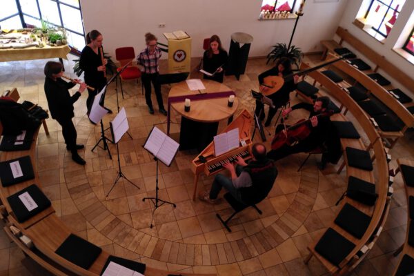 Das Ensemble „… da chiesa e camera“ mit der Burghauser Musikschullehrerin Astrid Eppelsheim spielt am 6. Juli 2024 ein Konzert in der Kirche Hl. Kreuz. © da chiesa e camera