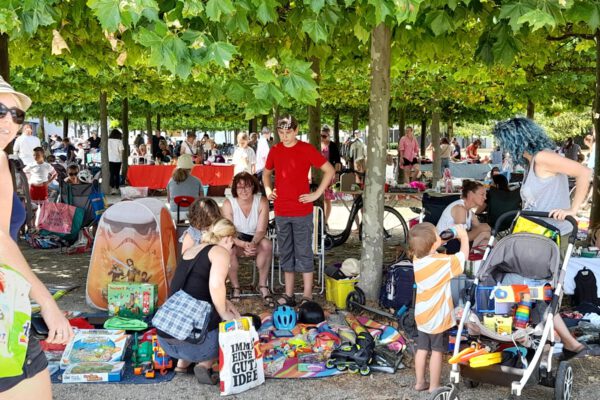 Das Familienreferat der Stadt Burghausen freut sich auf ein buntes Treiben beim großen Burghauser Kinderflohmarkt. © Stadt Burghausen/Haus der Familie