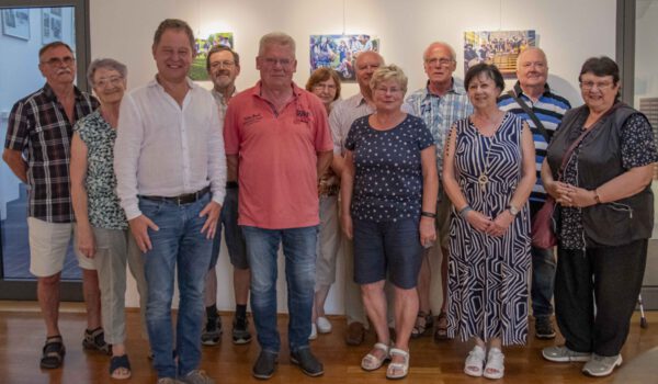 Mitglieder des Erzgebirgsvereins Hohenstein-Ernstthal besuchten Burghausen zum Burgfest-Wochenende. Fred Starflinger, stell. Referent für Hohenstein-Ernstthal des Städtepartnerschaftsvereins (l.), Erster Bürgermeister Florian Schneider (3. v. l.) und Herbert Herzog (5. v. l.), Erster Vorsitzender des Erzgebirgsvereins Hohenstein-Ernstthal © Stadt Burghauen / ebh