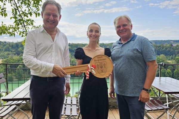 Offizielle Schlüsselübergabe an die neue Pächterin des Burgcafés: Erster Bürgermeister Florian Schneider (v. l.), die neue Pächterin Svetlana Stadler und Burgverwalter Heinz Donner. © Stadt Burghausen/ebh
