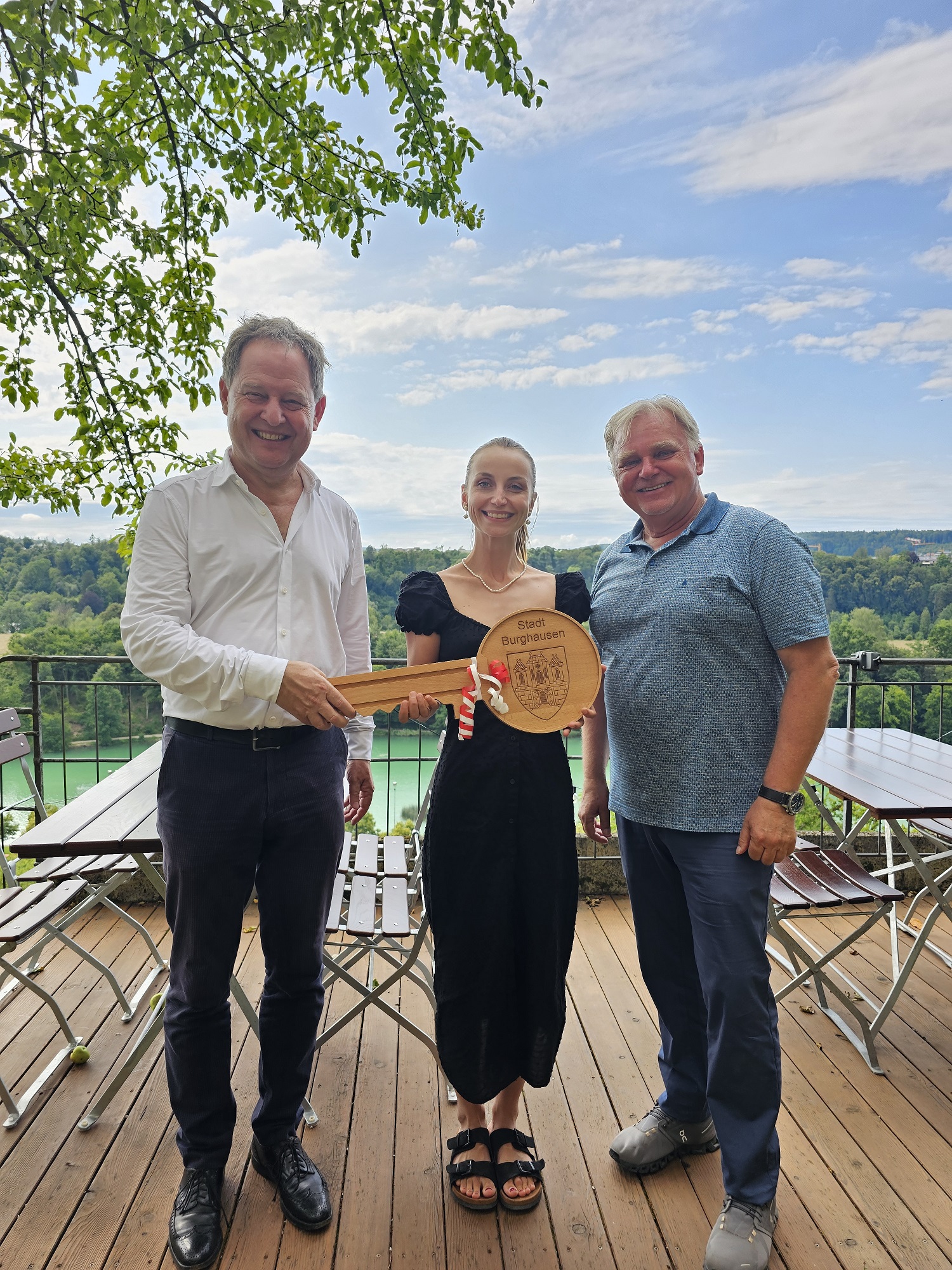 PM 203 Stadt Burghauen Offizielle Schluesseluebergabe fuer das Burgcafe Foto Stadt Burghausen ebh