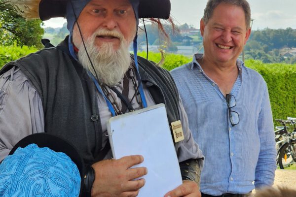 PM 204 Erlebnsiführung auf der Berg mit Bgm Schneider und Gästeführer Christian Heim Gästeführer Christian Heim gibt regelmäßig Führungen für Kinder über die weltlängste Burg. Vor Kurzem war auch Erster Bürgermeister Florian Schneider mit dabei, um sich über die Arbeit und das Engagement der Gästeführer zu informieren. Fotocredit: Stadt Burghausen/ebh