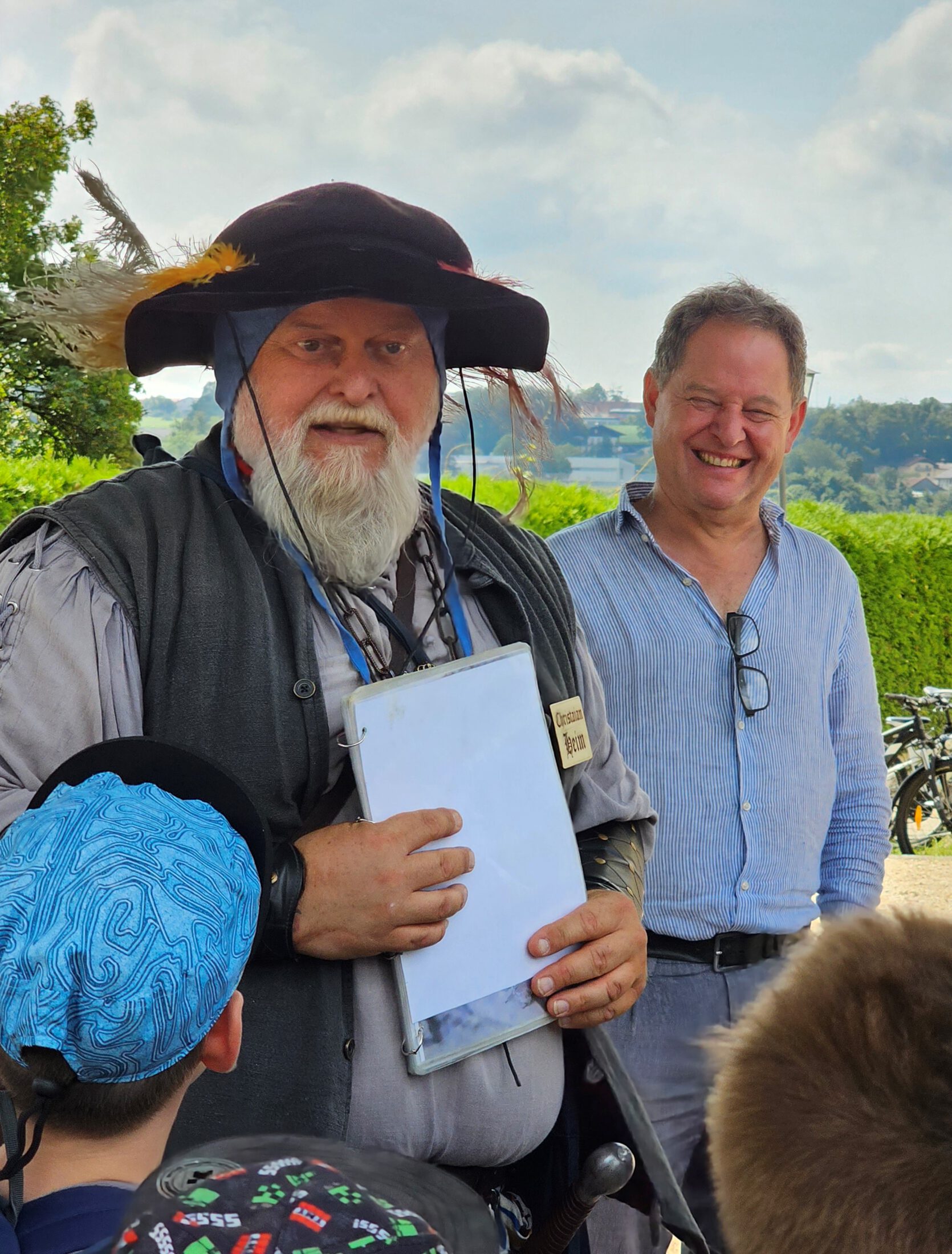 Gästeführer Christian Heim gibt regelmäßig Führungen für Kinder über die weltlängste Burg. Vor Kurzem war auch Erster Bürgermeister Florian Schneider mit dabei, um sich über die Arbeit und das Engagement der Gästeführer zu informieren. Fotocredit: Stadt Burghausen/ebh