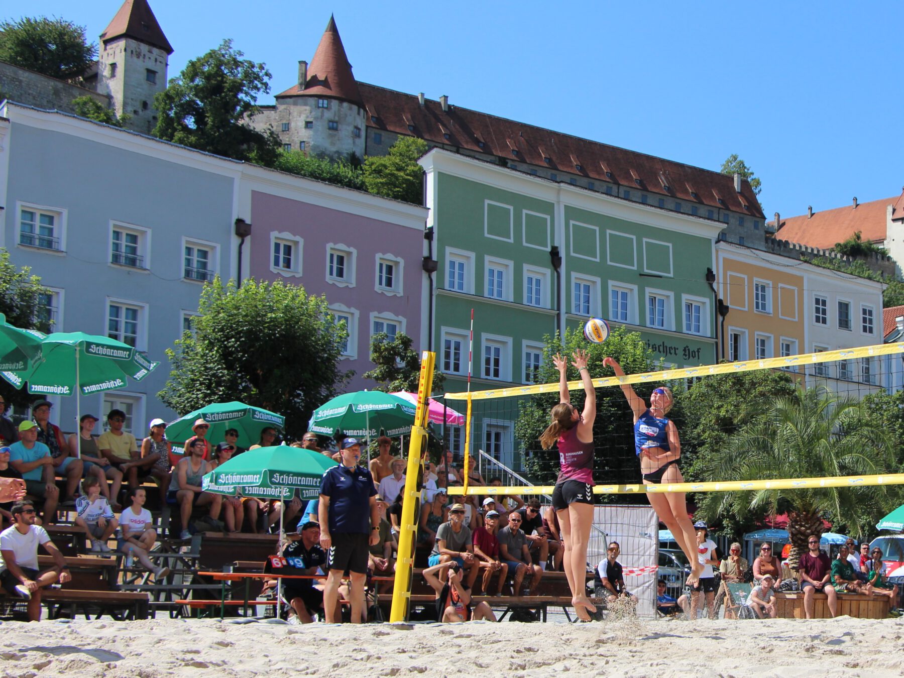 Traumkulisse mit der längsten Burg der Welt im Hintergrund: die Arabella Beach Volleyball Tour zu Gast in Burghausen 2024 Fotocredit: Katrin Schlösser, SV Wacker e V