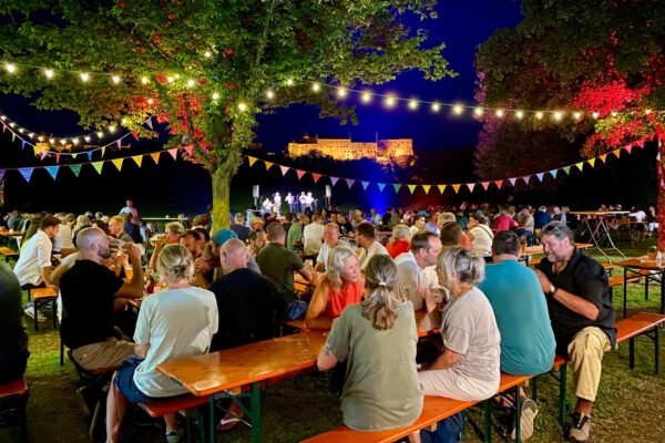 Sommernachtsbiergarten am Bergerhof 2024 mit Burgblick Sommernachtsbiergarten am Bergerhof 2024 mit Burgblick