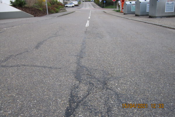 PM 58 Stadt Burghausen Risse im Asphalt PM 58 Stadt Burghausen Risse im Asphalt